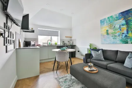 North Road New Luxe Flats with Parking Отели в г. Лланедирн