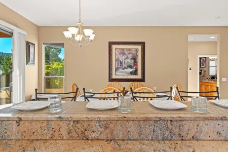 Fireside Nights | Golf & Hikes | Pet & RV Friendly Отели рядом с достопримечательностью «Катедрал Рок»