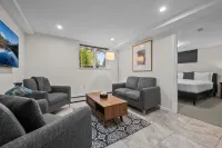 Stunning Mountain Views and Cozy Living Space - Charming Garden Retreat