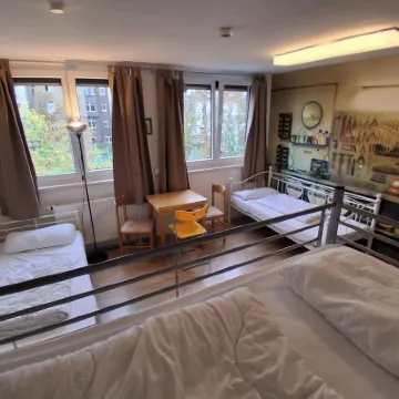 Max Hostel Отели рядом с достопримечательностью «Поппельсдорф»