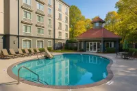 La Quinta Inn & Suites by Wyndham Atlanta Alpharetta Hotels in Alpharetta