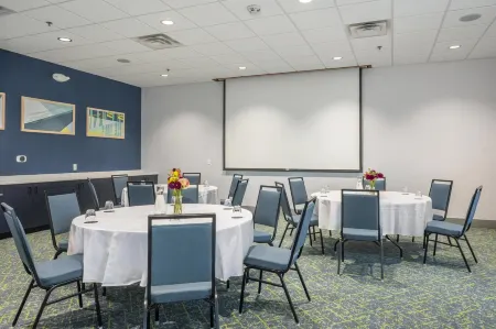 Spark by Hilton Madison Central Отели рядом с достопримечательностью «Аллайант Энерджи Сентер»