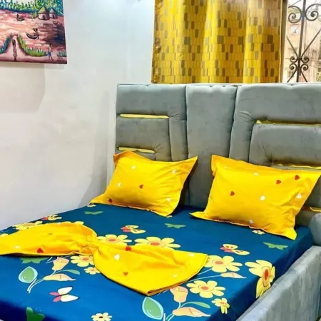 2 Bed Apt Sleeps 5 - WiFi Parking Balcony