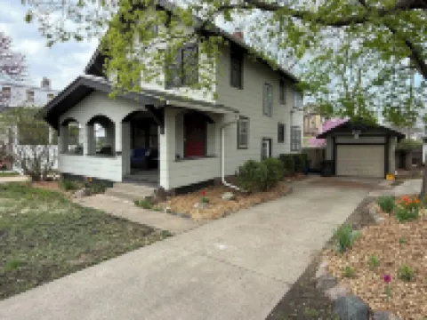 Spacious 4-bedroom house central to Des Moines near Drake Univ. Fenced yard