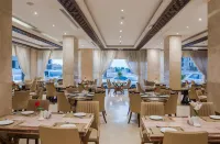 Naviti Warwick Al Khobar - Pools