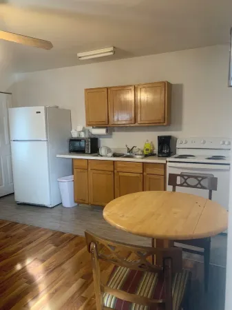 Quiet and comfort one bedroom apt, close to WIU, a kitchen free parking, TV