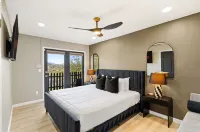 5 Bedroom HILLTOP Modern Breathtaking 360 degree VIEWS Heated Pool Spa Sleeps 16