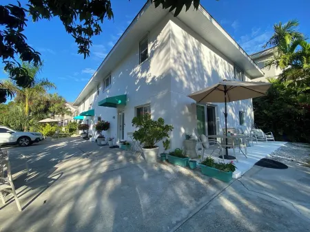 Closest 1/1 to Vanderbilt Beach! FULL KITCHEN + dishwasher, Beautiful Remodel!