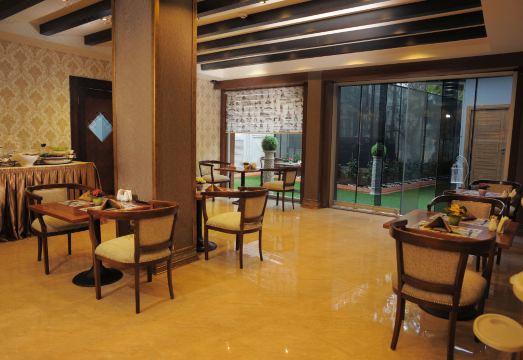 4. 골든 레이크 호..