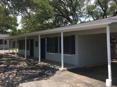 La Vista Motel Hotels near Reveille Peak Ranch