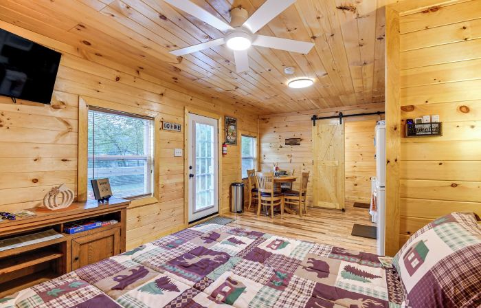 Hudsons Hideaway Cabin on Creek in Beattyville!