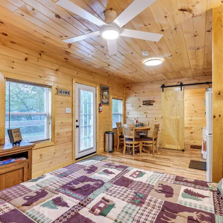 Hudsons Hideaway Cabin on Creek in Beattyville!