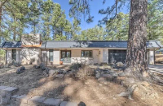 Ruidoso Getaway w/ Deck - 16 Mi to Ski Apache