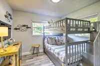 Merritt Island Oasis w/ Pool ~ 7 Mi to Beach! - parkir