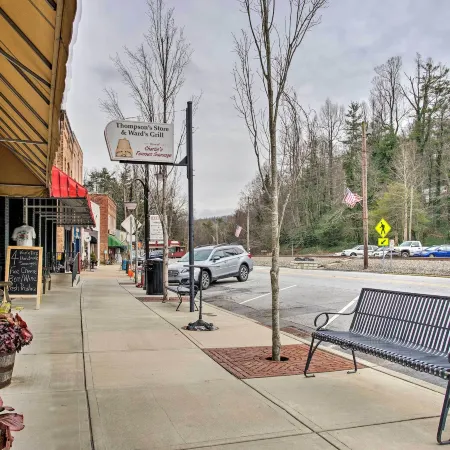 Walk to Main Street Eats Remodeled Saluda Apt