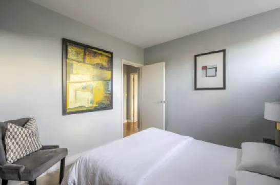 Luxurious Private One Bedroom Apartment with Sky TV, Movies & Netflix Hotels in 