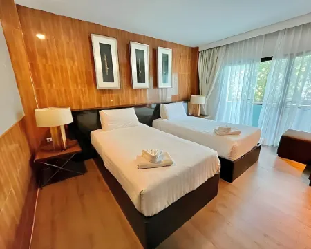 เฮือนนานาจอมสวรรค์ โรงแรมในแพร่