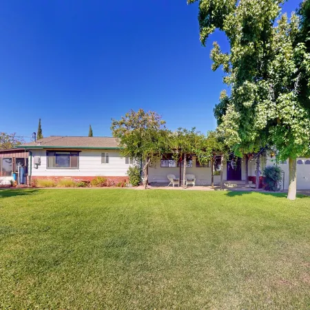 4BR Sierras-view Home w/ Pool & A/C - Dogs OK