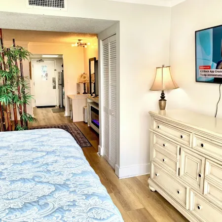 Oceanfront Condo, Balcony, Pools, Beach Access, Walk to Restaurants & Boardwalk