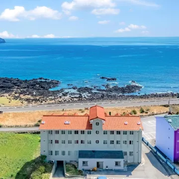 Jeju Badaaehyanggi Pension Отели рядом с достопримечательностью «Океанический парк Мара»