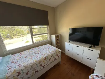 Charming 3 Bedroom Home in Garran, Perfect for Families and Groups Hotels in 