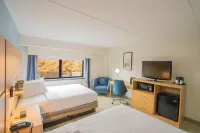 Elimwood Hotel, A Ramada by Wyndham - Airport Shuttle