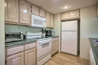 Hot Tub and Private Deck Rustic Pigeon Forge Cabin - بار