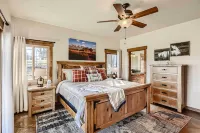 Idyllic Florissant Cabin w/ Patio & Hot Tub! - Homestays