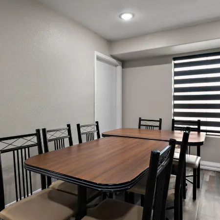 Econo Lodge Inn & Suites