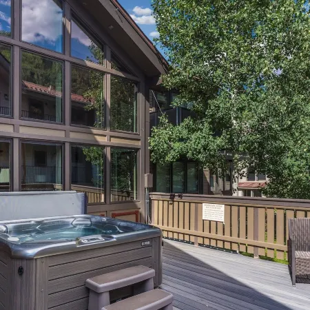 Hidden Gem, 4 Min to Lift 7 Garage, Hot Tub, Lux Kitchen, Big + Bright 4 Bedroom Condo by RedAwning