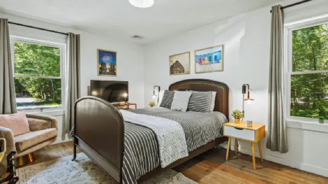 Lake Daze by AvantStay Lakefront w Modern Interior Enclosed Porch Hot Tub Hotels in Coolbaugh Township