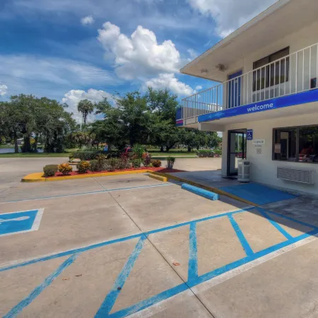 Motel 6 Bradenton, FL