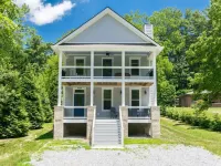 Charming 3BR w Balconies Walk to Flat Rock Playhouse Hotéis em Flat Rock