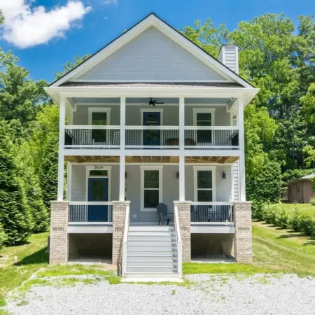 Charming 3BR w Balconies Walk to Flat Rock Playhouse