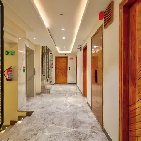 Hotel Kaca Inn - Near New Delhi Railway Station & Connaught Place Отели рядом с достопримечательностью «Карол-Бах»