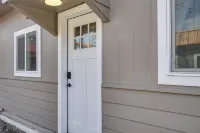 Quick Hospital Commute! Spokane Apt w/ Workspace - Kitchen