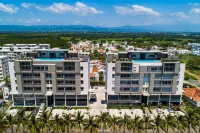 5th-floor apt Near the Ocean With Infinity Rooftop Pool, Balcony, Washer/dryer Hotels in 