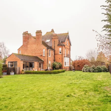 Beautiful 5 Bedroom Home in Evesham Отели в г. Ившем