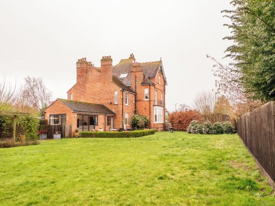 Beautiful 5 Bedroom Home in Evesham