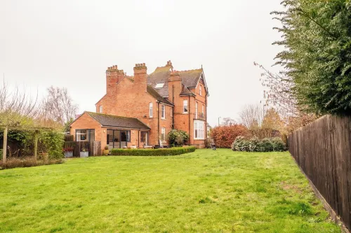 Beautiful 5 Bedroom Home in Evesham - 2-Star