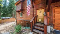 Outdoor Dining, Backyard & Trails Nearby Cedar Hollow Retreat by Avantstay