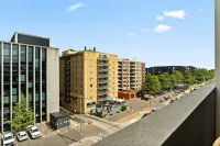 Braddon Retreat: Spacious 1-bed With Parking