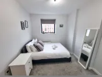 Canal Side Flat by City SuperHost - Homestays