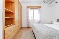 Casa da Fajã - Spacious, Garden, and Private Parking - วิลล่า