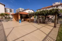 Apto a 300 m da Praia do Sul com Piscina e Quadra