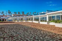 Dog-Friendly Suite with Beach Views, Outdoor Pool, Patio, Kitchenette, & AC - 2 tähden