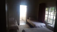 Room-Comfy Room with Dstv and Aircon IN - Pensions