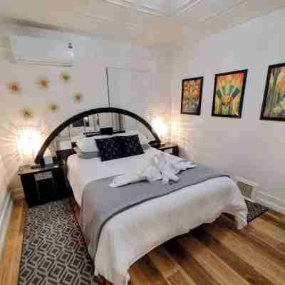 Deco Studio Retreat With Fireplace, Wifi, Queen Bed Rooms