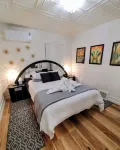 Deco Studio Retreat With Fireplace, Wifi, Queen Bed - Condos
