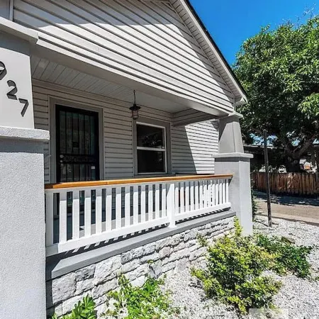 Deco Studio Retreat With Fireplace, Wifi, Queen Bed